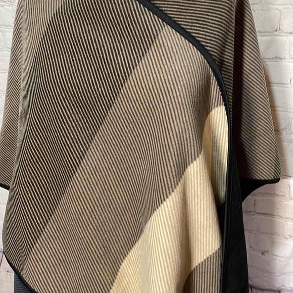 Ike Behar Reversible Fashion Fleece Wrap (Camel Stripe) one size - Picture 4 of 11